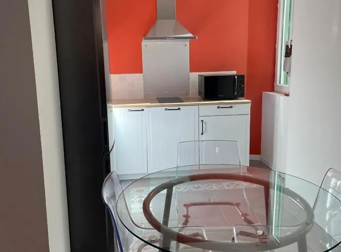 Escapade Dans Grand T2 De Charme Avec Terrasse - Proche Gare Et Centre Apartman